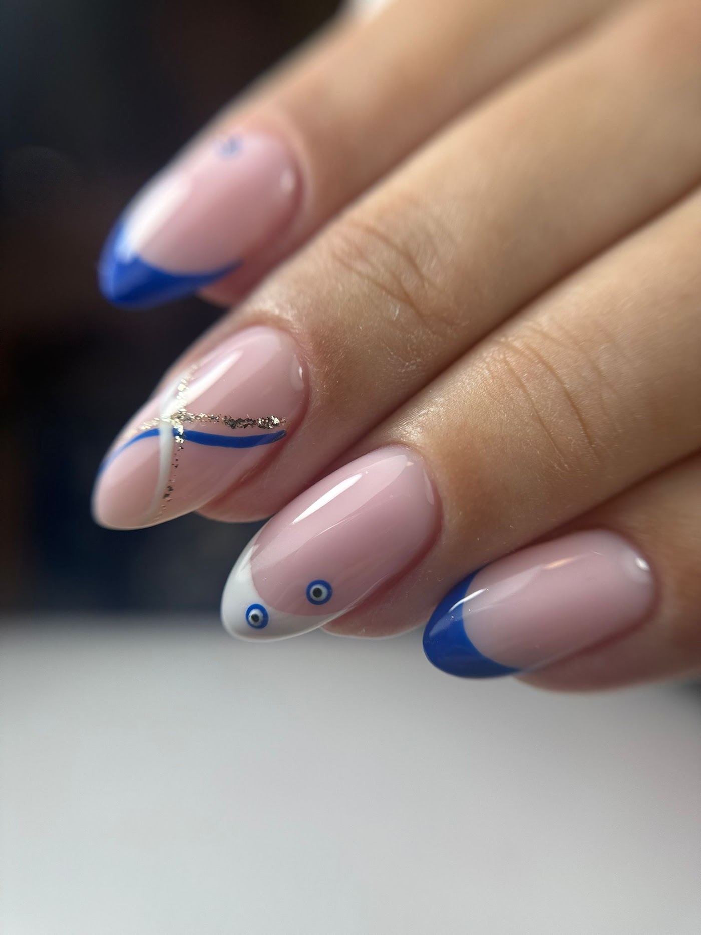 Pumpkin Beauty — mavi ve altın detaylı French nail art çalışması