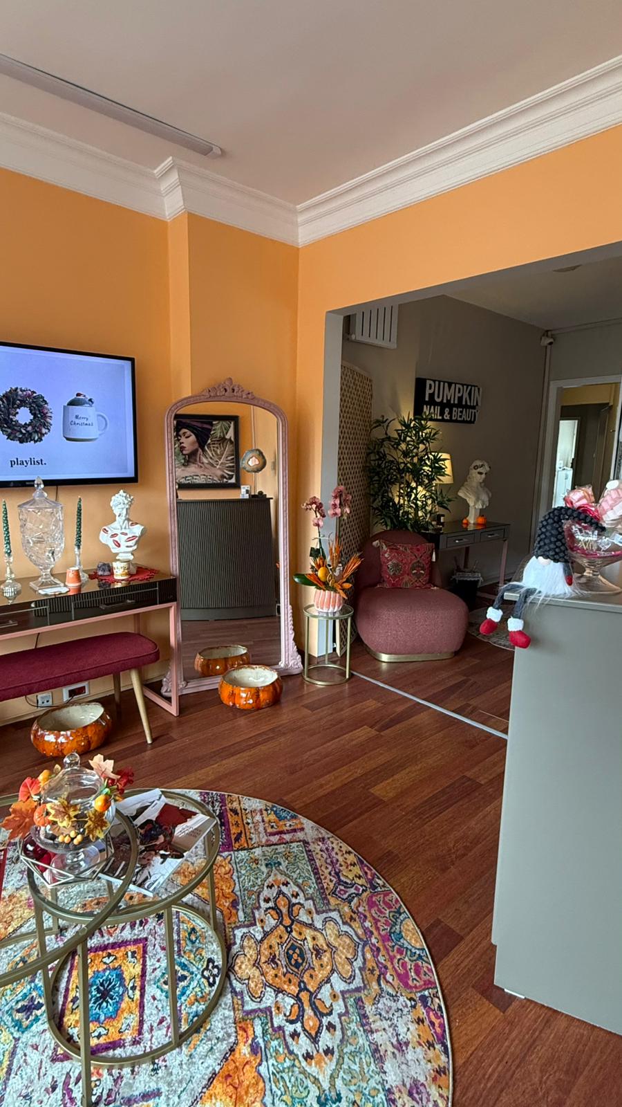 Pumpkin Beauty Suadiye — sıcak tonlu, dekoratif iç mekân ve karşılama alanı
